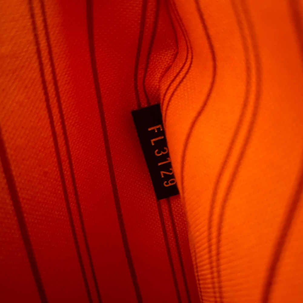 Louis Vuitton Limited Edition. From Nicolas Ghesquière's FW19 Jungle collection - Picture 8 of 10